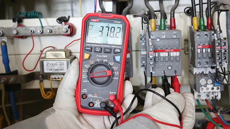 UT61E-Voltage-Measurement.webp