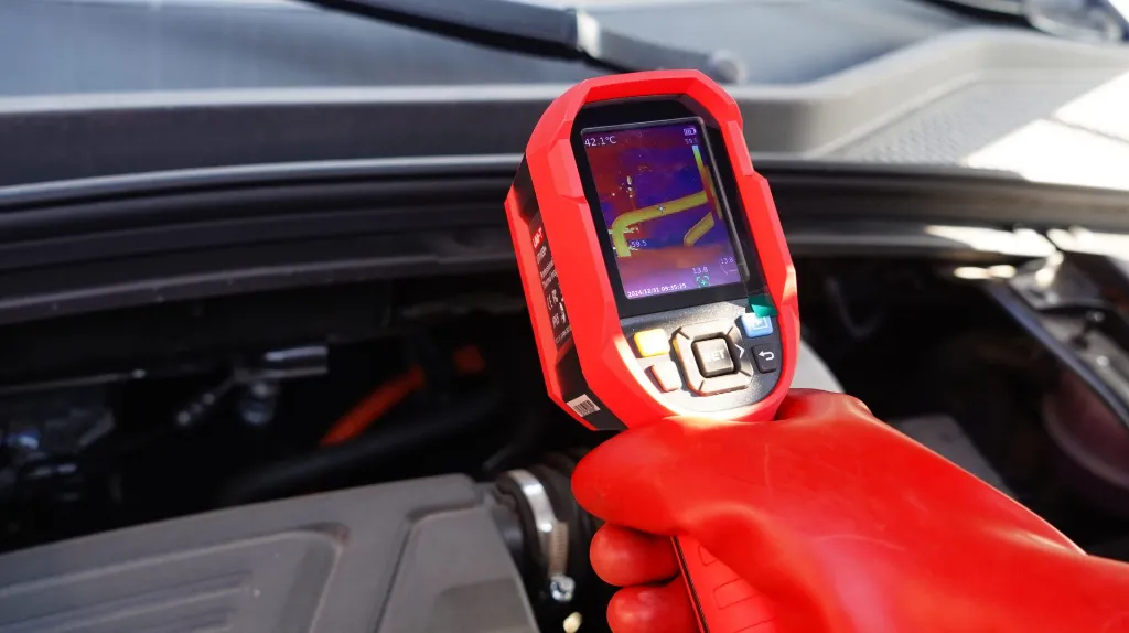 Uni-T Heavy Duty Thermal Camera Wi-Fi Super Resolution Temperature Range -20℃ to 550℃ IP65 UTi716B.webp