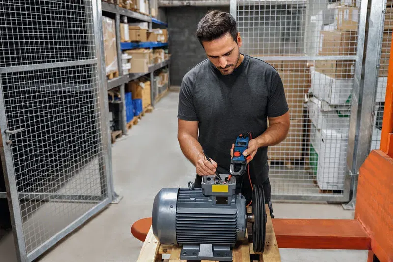 Bosch GMC 600-15 Professional Clamp Meter AC/DC 600v IP54.webp