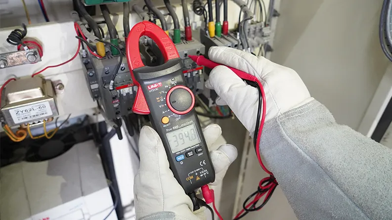 UT213C-AC-voltage-measurement.webp