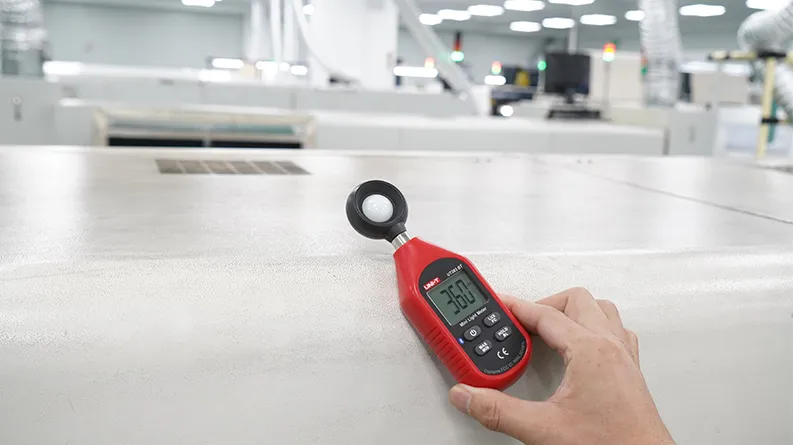 UT383BT-workshop-light-measurement.webp
