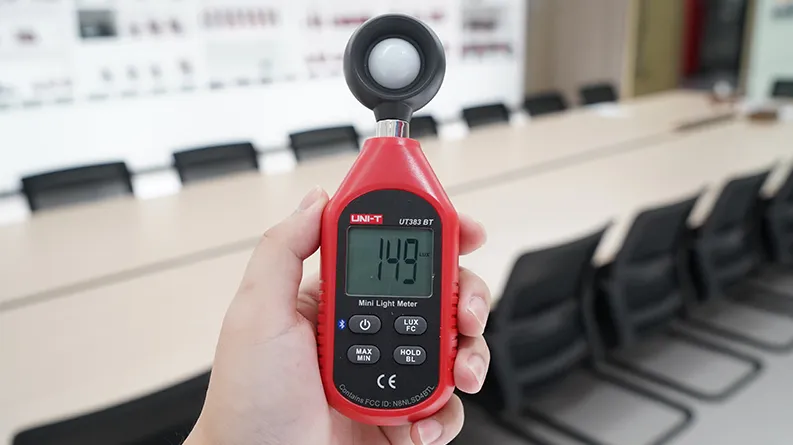 UT383BT-Meeting-room-light-measurement.webp