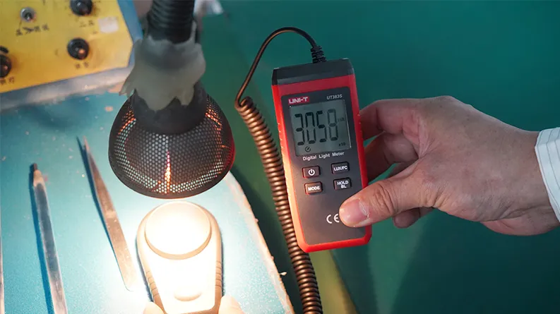 UT383S-Desk-lamp-light-measurement.webp