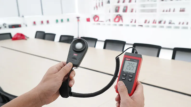 UT383S-Meeting-room-light-measurement.webp