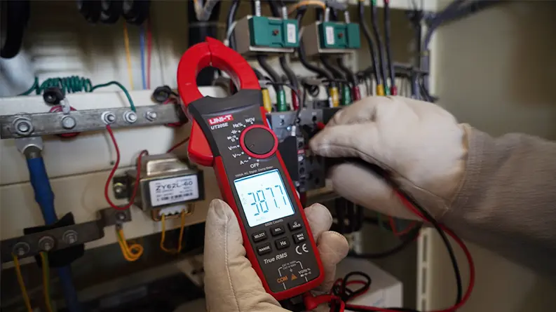 UT205E-Voltage-measurement.webp