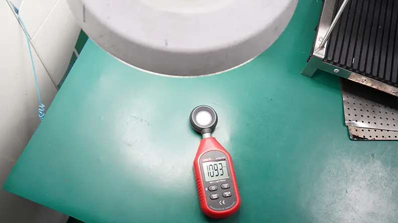 UT383BT-Desk-lamp-light-measurement.webp