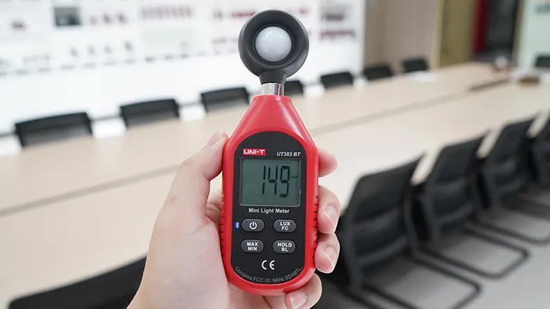 UT383BT-Meeting-room-light-measurement.webp