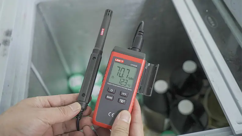 UT333S-Refrigerator-temperature-and-humidity-measurement.webp